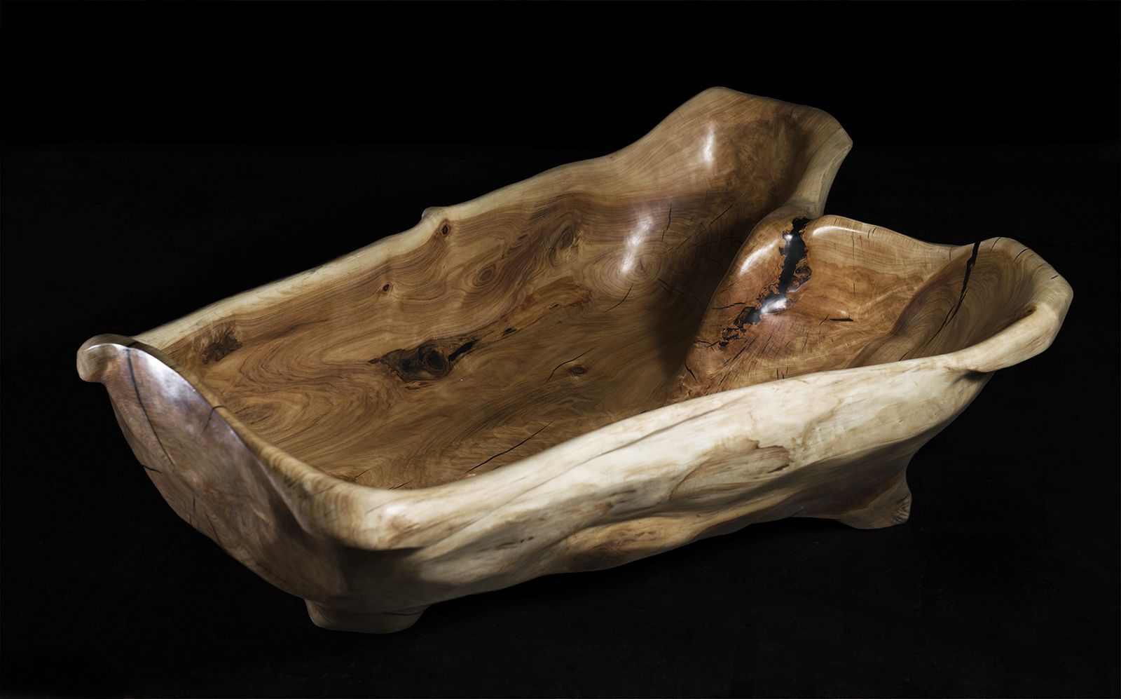 Logniture wooden bathtub carved from a solid log