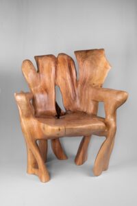 Veles, Chainsaw-Carved Sculptural Chair – Flowing Form in Solid Wood, gallery view 3