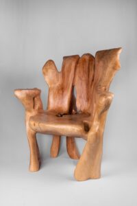 Veles, Chainsaw-Carved Sculptural Chair – Flowing Form in Solid Wood, gallery view 4