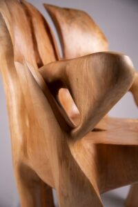 Veles, Chainsaw-Carved Sculptural Chair – Flowing Form in Solid Wood, gallery view 14